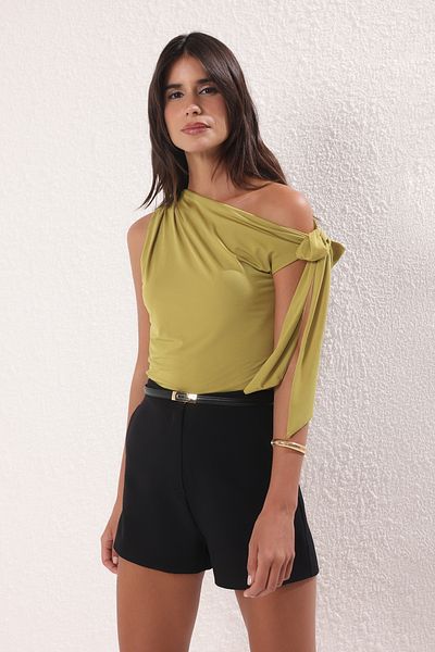 Trendyol Collection Ölgrüne, asymmetrische Ausschnitt-Schnürung, detaillierte, dehnbare Strickbluse TWOSS25BZ00400