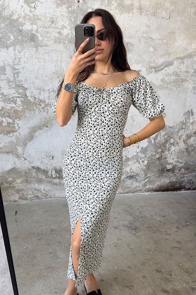 Trendyol Collection Сукня з коміром Кармен з білим квітковим візерунком і розрізами облягаючого силуету TWOSS25EL00161