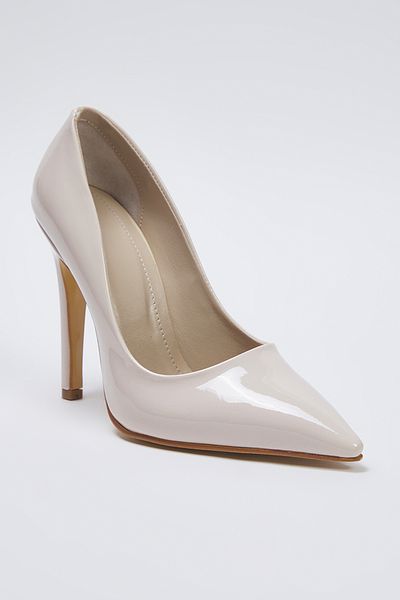 TRENDYOL SHOES Cremefarbene Lackleder-Damenschuhe mit spitzer Zehenpartie und dünnem Stiletto-Absatz TAKSS25TO00025