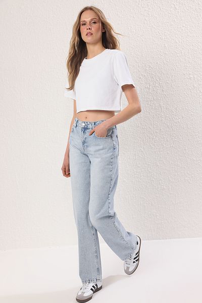Trendyol Collection Hellblaue, bestickte Bandjeans – niedrige Taille, weites Bein TWOSS25JE00233