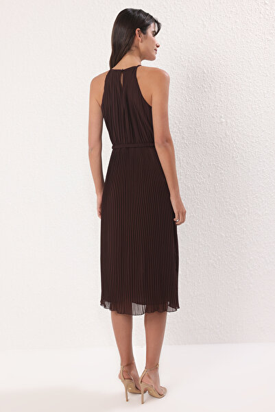 Trendyol Collection Φόρεμα μίντι με πλισέ σιφόν με καφέ ζώνη TWOSS25EL00573