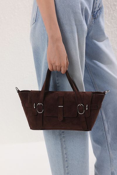 TRENDYOL SHOES Bitterbraune Wildleder-Schnalle mit detailliertem Kreuzriemen für Damen, Midi-Schulterhandtasche TAKSS25OC00034