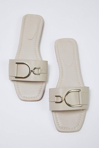 TRENDYOL SHOES Beige Metall Accessoire Detaillierte Damen Hausschuhe TAKSS25TE00015