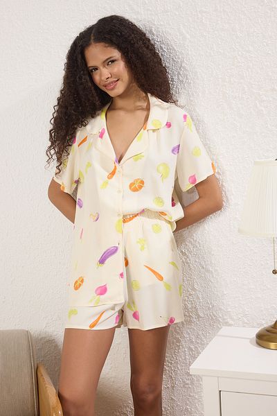 Trendyol Collection Ecru bedrucktes gewebtes Shally-Pyjama-Set mit Shorts THMSS25PT00271