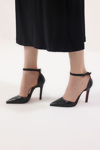 TRENDYOL SHOES Schwarze Damen-Stiletto-Schuhe mit dünnem Absatz und Knöchelriemen und spitzer Zehenpartie TAKSS25TO00089