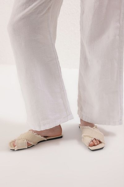 TRENDYOL SHOES Papuci de damă cu bretele încrucișate din denim cu ciucuri ecru TAKSS25TE00043