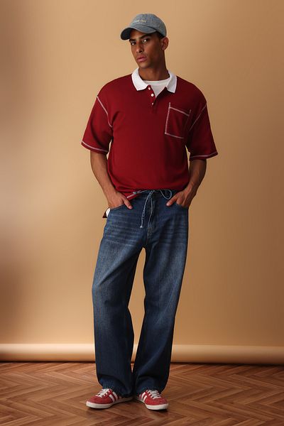 Trendyol Collection Weinrotes, übergroßes/breit geschnittenes T-Shirt mit Polokragen und Nahtdetails TMNSS25PO00034