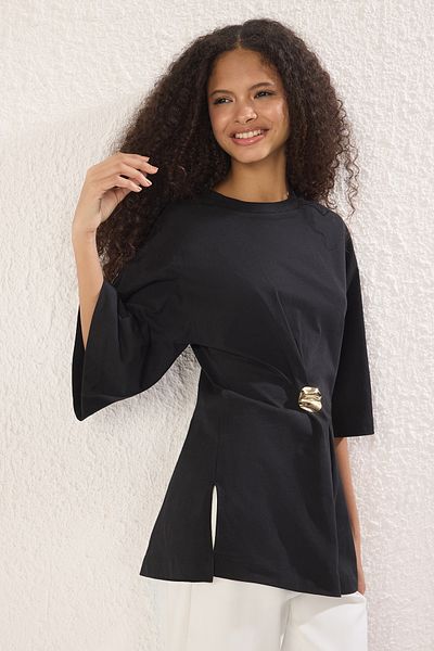 Trendyol Collection Schwarze Strickbluse aus 100 % Baumwolle mit Accessoire-Detail und plissierten Dreiviertelärmeln TWOSS25BZ00531