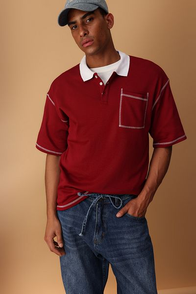 Trendyol Collection Weinrotes, übergroßes/breit geschnittenes T-Shirt mit Polokragen und Nahtdetails TMNSS25PO00034