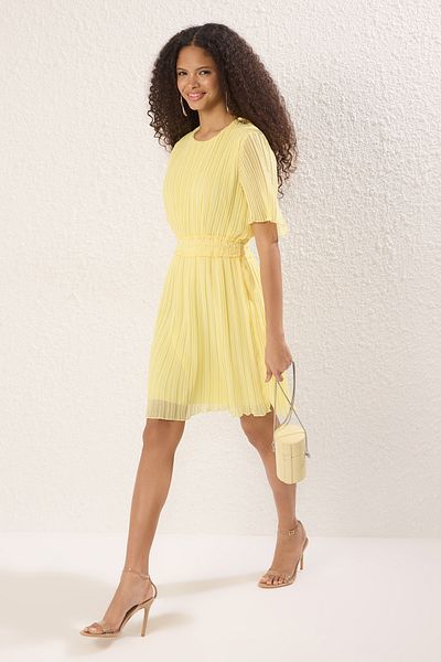 Trendyol Collection Gelbes, plissiertes, mit Chiffon gefüttertes, gewebtes Minikleid TWOSS25EL00119