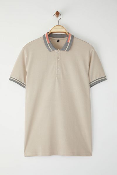 Trendyol Collection Stone Regular Polo Neck Farbblock-T-Shirt mit Polokragen TMNSS25PO00048