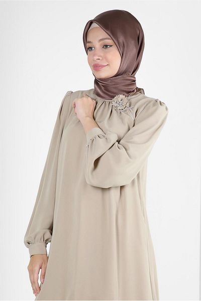 Alvina ASYMMETRIC CUT TUNIC WITH FLOWER ACCESSORY 43610