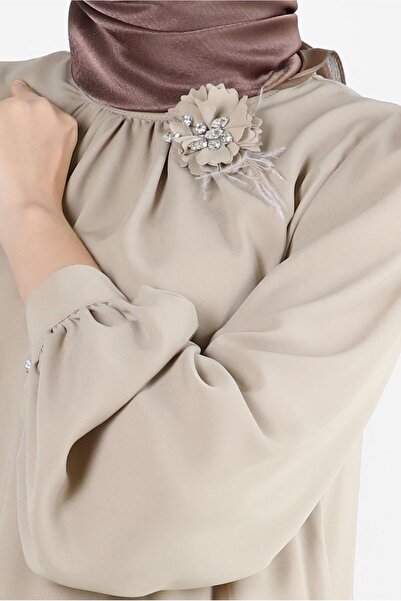 Alvina ASYMMETRIC CUT TUNIC WITH FLOWER ACCESSORY 43610