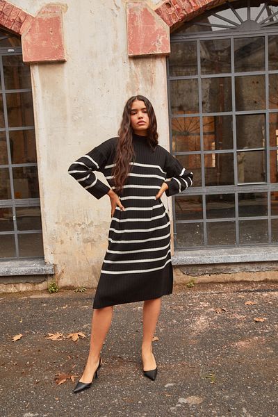 Park Karon Rochie lungă, largi, tricotată, cu fantă laterală, cu guler vertical, cu model în dungi negre