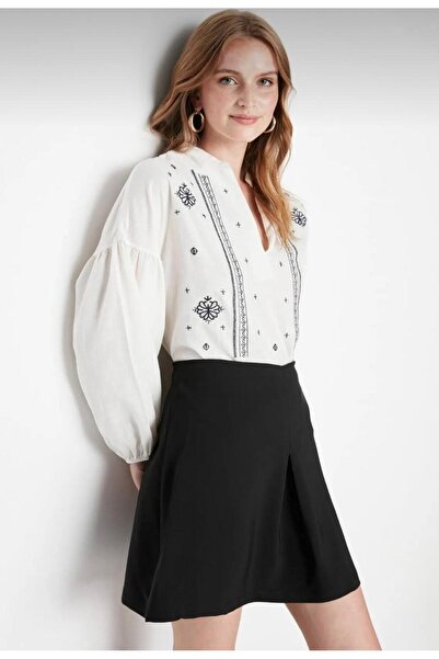 TESETTÜR AKBAŞ Beyaz Nakışlı Balon Kol Dokuma Bluz