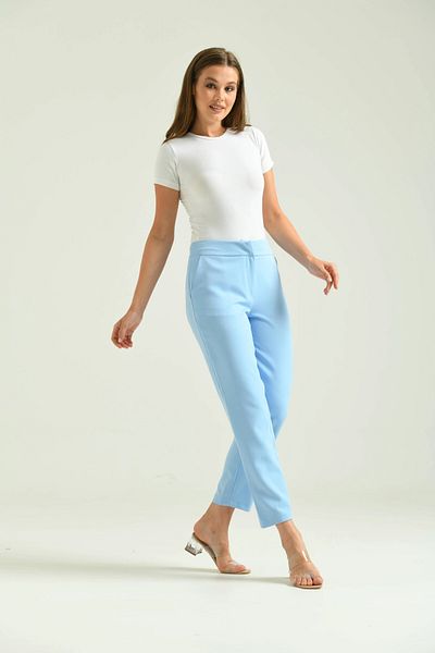 Park Karon Pantaloni de damă Baby Blue - Detaliu cu nasturi și țesătură Datay