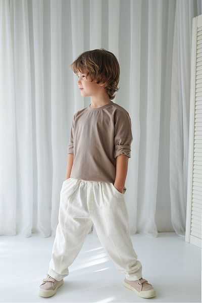 Catz Kids Pantaloni de morcov din in ecru pentru băiat + tricou din bumbac pieptănat din nurcă