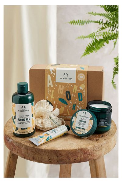 THE BODY SHOP Set Cadou Nourish & Flourish Cutie cadou cu lapte de migdale