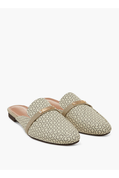 Celeste حذاء سهل الارتداء بطبعة مونوغرام مع لمسات معدنية