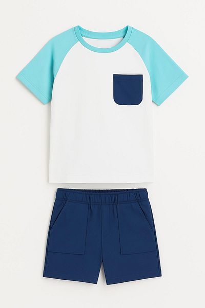Perendi Set de tricou și pantaloni scurți cu buzunare raglan albastru pentru băiat