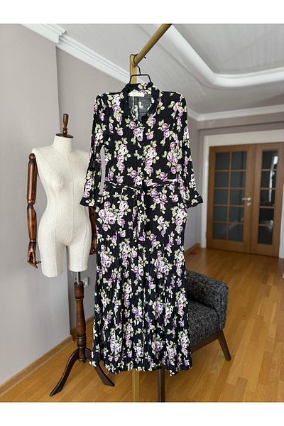 Natavanbutık Μακρύ μαύρο φόρεμα με floral σχέδιο