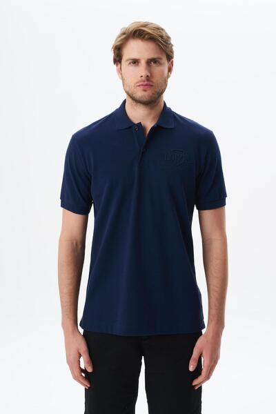 Arma تي شيرت بياقة بولو مطبوع عليه نص باللون الأزرق الداكن مقاس عادي 100% قطن...