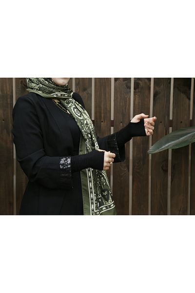 Mihrisina collection Finger Snap Sleeves 2 Pairs Black and White