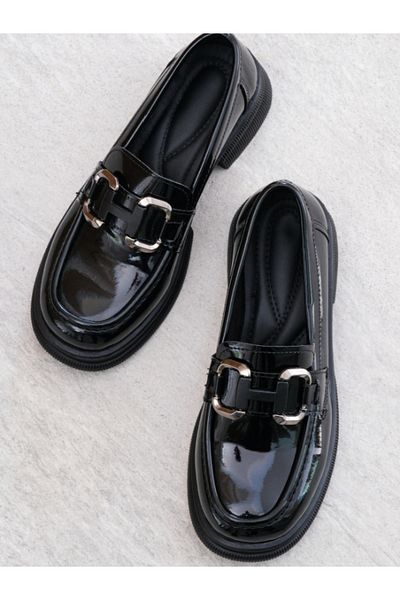 Munshoes Дамски черни мокасини от лачена кожа с катарама Pia