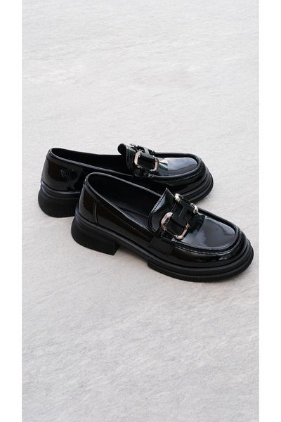 Munshoes Дамски черни мокасини от лачена кожа с катарама Pia