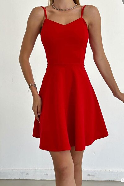 Deafox Červené šaty s tenkým řemínkem na zádech. Importované šaty z krepové látky