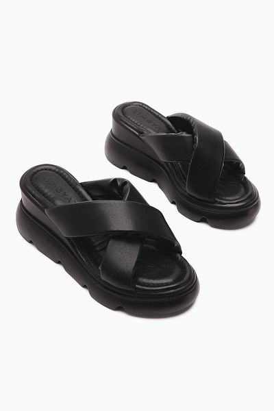 Limoya Vicki Black Cross-Strapped Fluffy Women's Slippers