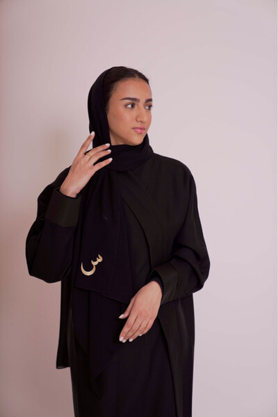 outline حجاب أسود مطرز بحروفك A