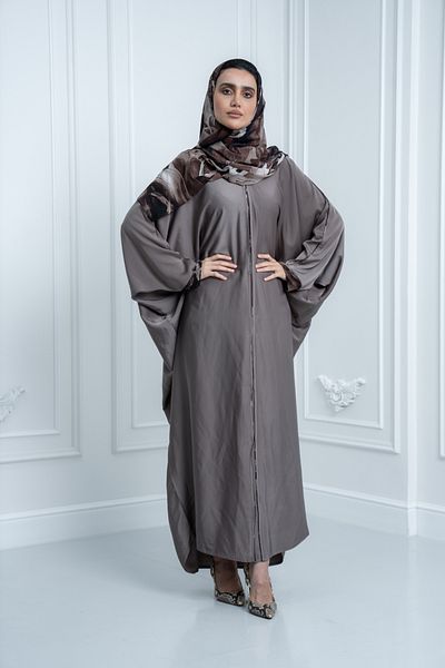 LAVİNİA عباية نسائية من لافينيا مع عباءة ووشاح بنقشة زهور، لون فضي عملي