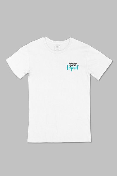 Free Tarz Λευκό μπλουζάκι με τυπωμένο σχέδιο τσέπης με καλή επίδραση