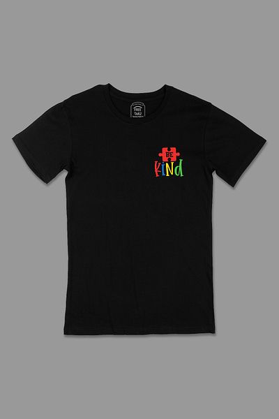 Free Tarz Μαύρο μπλουζάκι Be Kind Be Kind με σχέδιο τσέπης