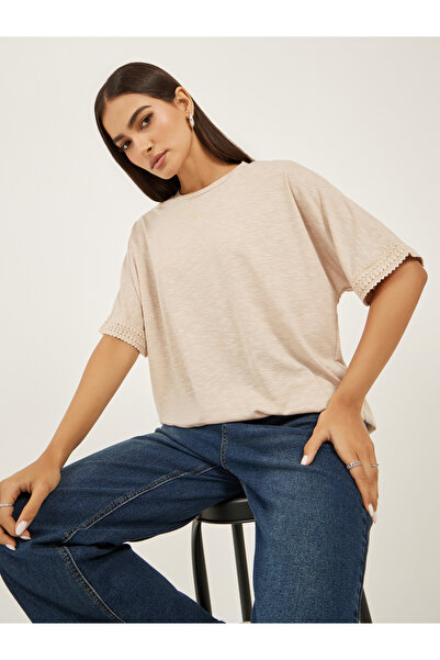 Styli تي شيرت مربع بأكمام قصيرة وتفاصيل من الدانتيل