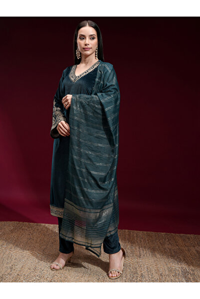 Vishudh By Styli Women Teal Embroidered Velvet Kurta Set