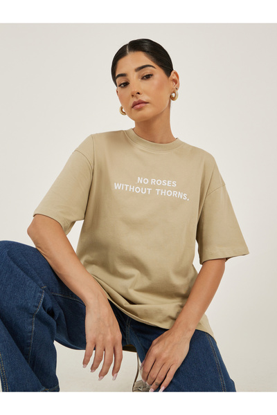 Styli تي شيرت كبير الحجم برقبة دائرية مطرز بشعار