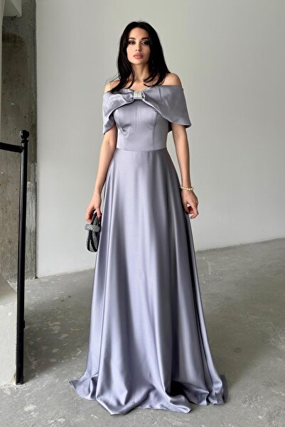 Serica Moda Γκρι βραδινό φόρεμα με πέτρινο φιόγκο στο μπροστινό μέρος