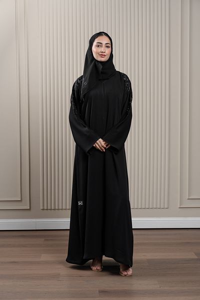 LAVİNİA Lavinia women abaya with floral embroidery and sleeves adorned with scattered black crystal accents.