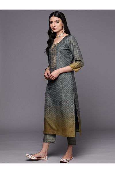 Libas By Styli طقم كورتا مطرزة من الحرير مع بنطلون سادة ووشاح مطبوع