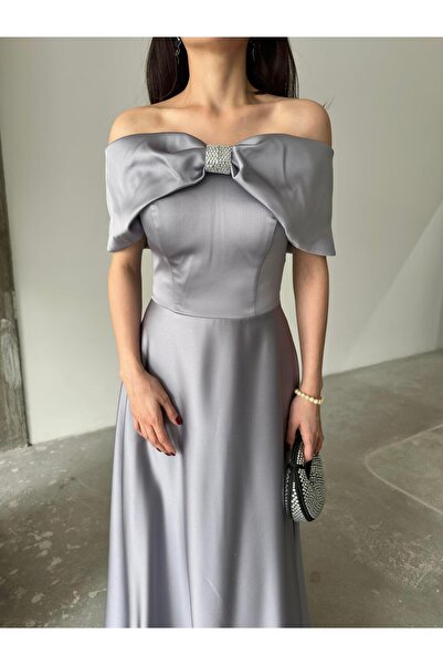 Serica Moda Γκρι βραδινό φόρεμα με πέτρινο φιόγκο στο μπροστινό μέρος