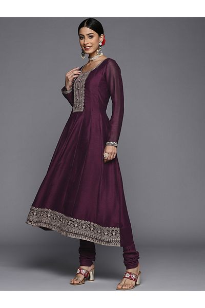 Libas By Styli طقم كورتا مطرزة من الحرير وشوريدار سادة مع دوباتا من الشيفون
