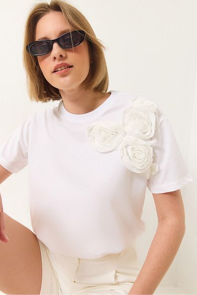 Bianco Lucci Γυναικείο T-Shirt με λαιμόκοψη με κανονικό λαιμόκοψη με αξεσουάρ λουλουδιών 60602030
