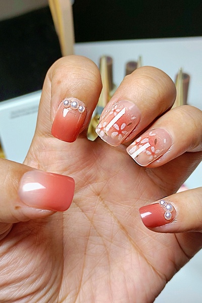 Easy Beauty 24 Adet Kısa Takma Tırnak Seti Küt Çiçek Desenli Ve Taşlı. Yapışt...