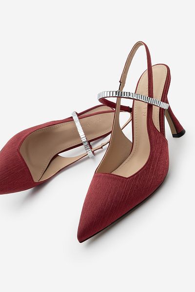 Marjin Stiletto Lovan din satin burgundy - Pantofi cu toc cu bretele cu vârf ascuțit și detaliu cu stras