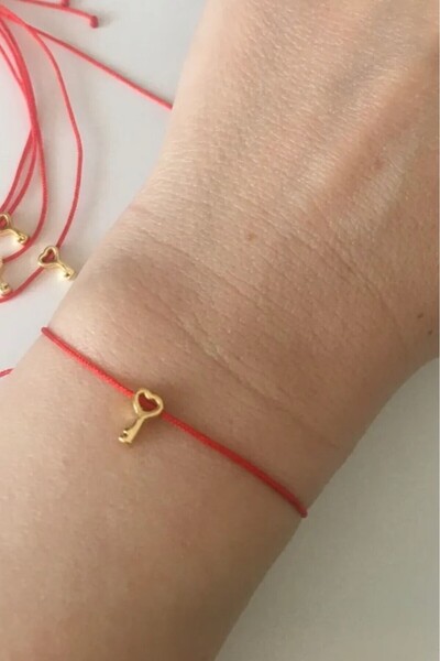 bygüneşaccessories Altın Kaplama Anahtar Figürlü Kırmızı Ip Şans Bilekliği