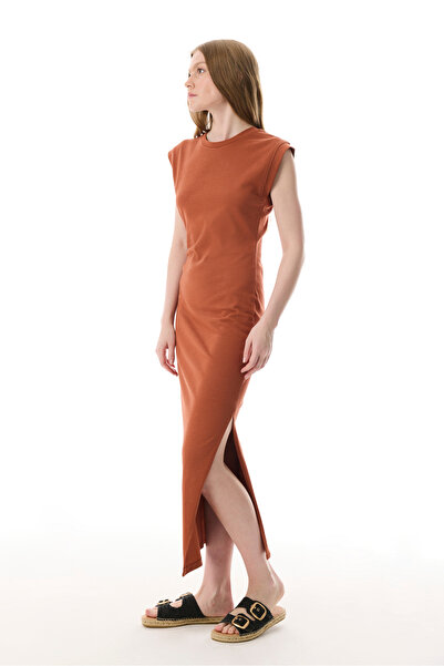 Mudo فستان ميدي ضيق بأكمام قصيرة وفتحة جانبية