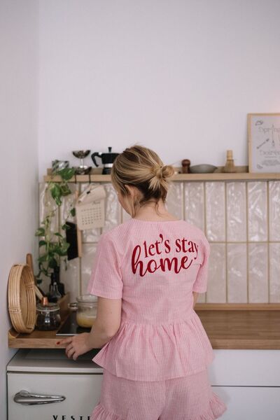 Mama in Love فيونكات باللون الوردي وقميص بيجامة مخطط ومطرز باللون الوردي