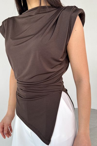 Cappmoda BLZ-06282 Μπλούζα με ασύμμετρη κοπή με καφέ βάτα και σκίσιμο στο πλάι